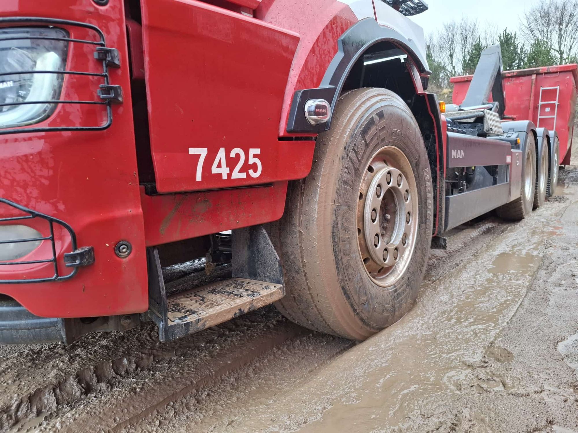 MARCUS WENZEL im MAN 4-ACHSER ABROLLER bei schwerer Arbeit