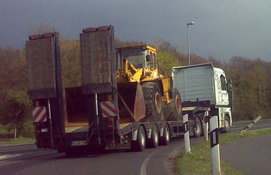 MWE = Mitte Zwanzig bereits EIGENE & BEZAHLTE Maschinen zum #MWEBAU per Tieflader 👷‍♂️🚜